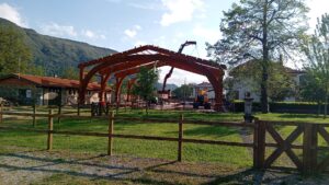 Estos días se está colocando esta bonita estructura detrás del Ayuntamiento Ruen…